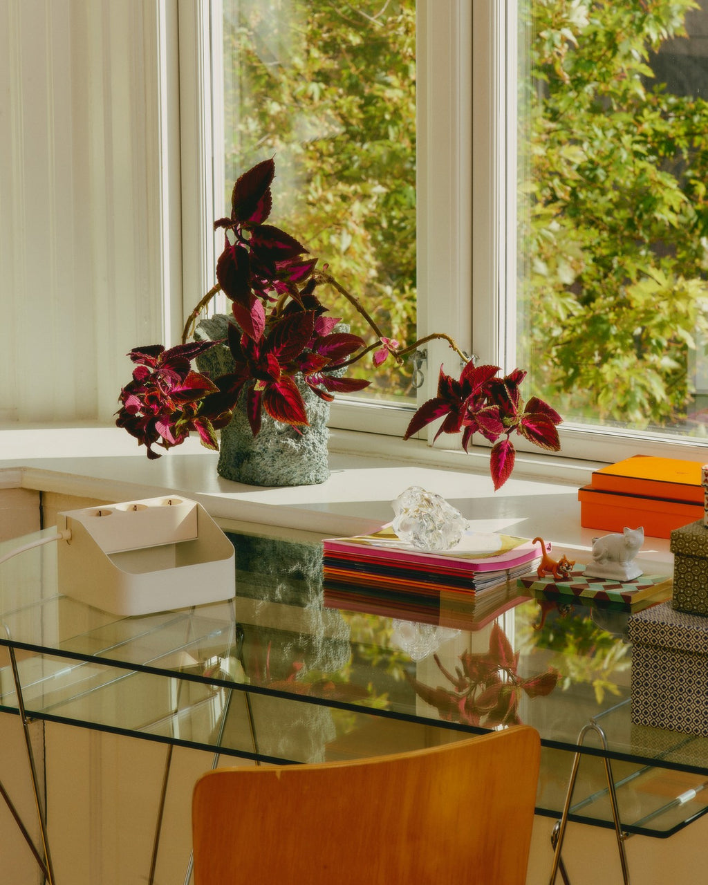 Pedestal Power Bar Tray Power Accessories 007 Pearl